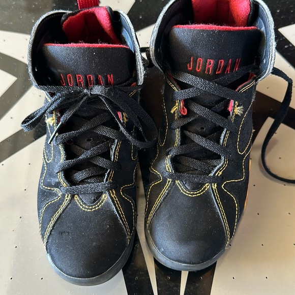 Kids Jordan’s used size 13.5 boys - Picture 1 of 4